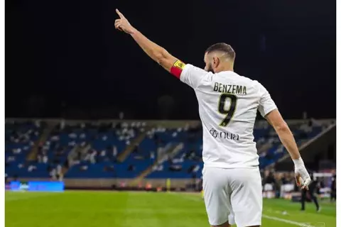 اتحاد جدة يعلن إصابة كريم بنزيما